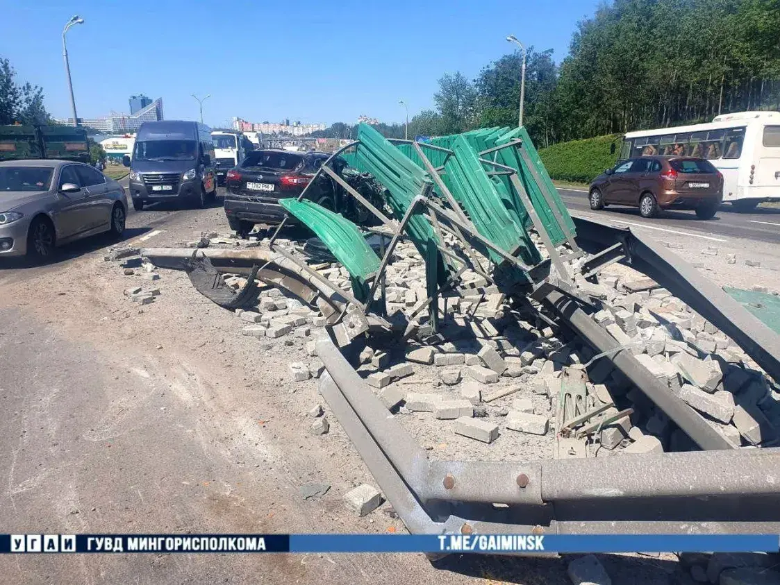 На МКАД грузавік знёс раздзяляльную агароджу і выехаў на сустрэчную паласу