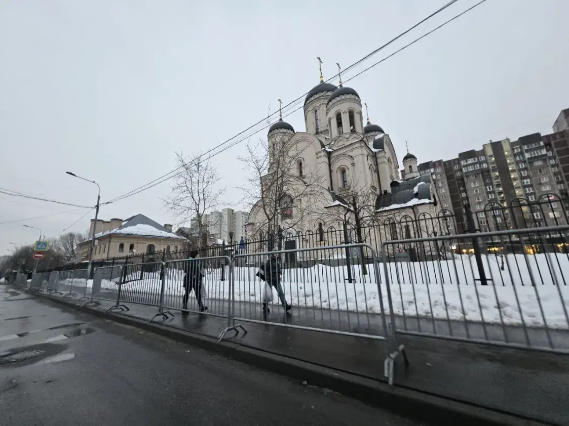 Автозаки и ограждения — в Москве готовятся проститься с Навальным