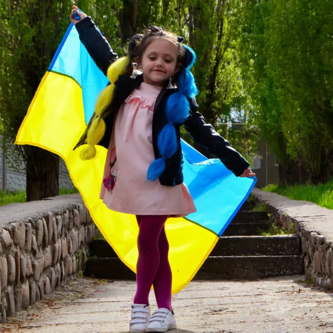 Подарки от Ники: 5-летняя украинка печёт для военных пряники и плетёт браслеты