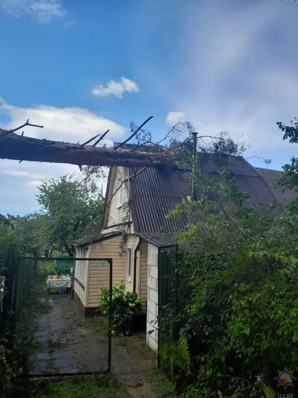 Ад стыхіі ў панядзелак загінуў чалавек, некалькі атрымалі траўмы