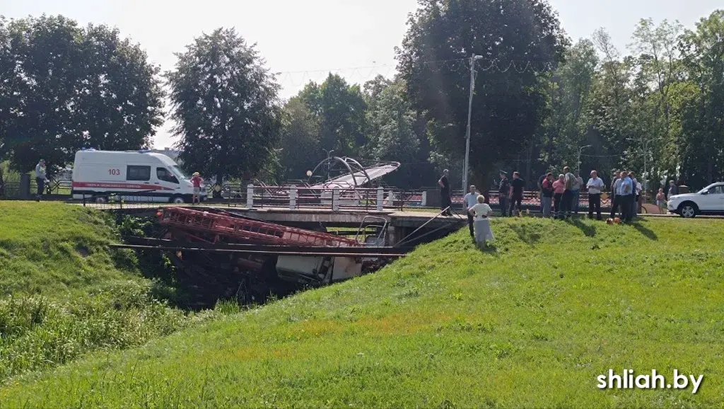 У Смаргоні з рэчкі выцягнулі аўтавышку ЖКГ, якая звалілася з моста