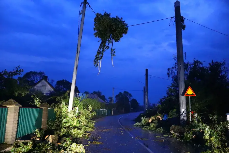 В Зельвенском районе из-за непогоды упала вышка сотовой связи