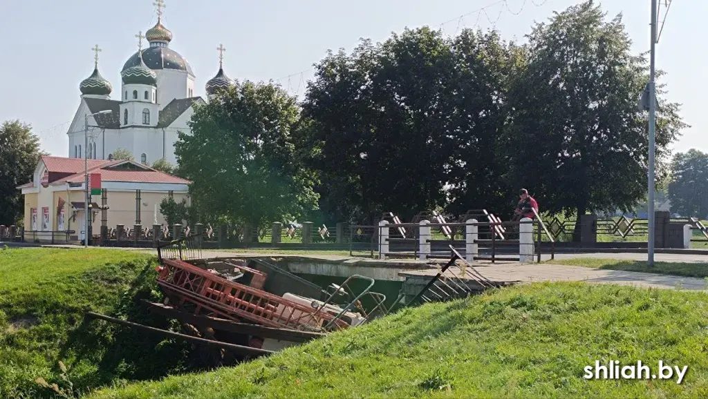 У Смаргоні з рэчкі выцягнулі аўтавышку ЖКГ, якая звалілася з моста