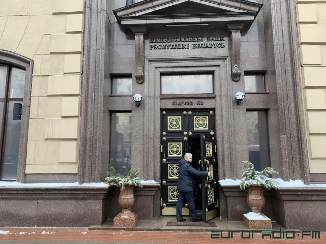 Спад торговли и рост доллара: проблемы западных банков могут затронуть Беларусь