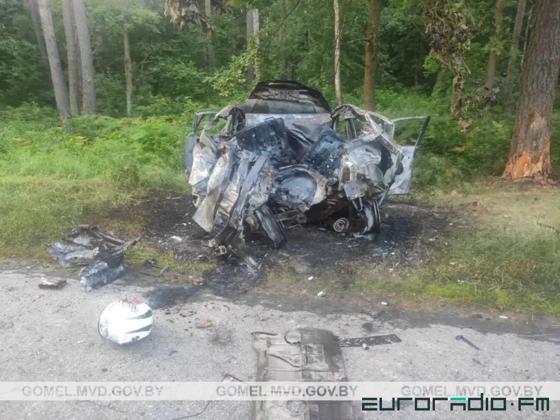 Уначы пад Гомелем згарэў легкавік, кіроўца загінуў