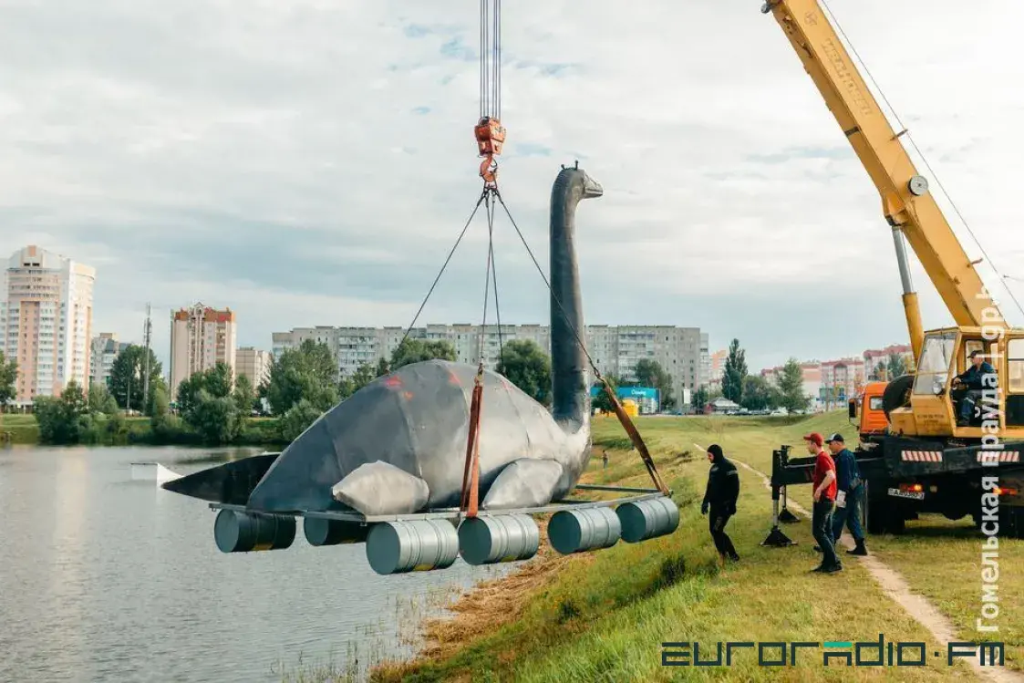 Скульптура Лахнэскай пачвары на гомельскім возеры не пратрымалася і дня