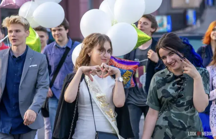 Маладыя людзі падчас выпускных святкаванняў
