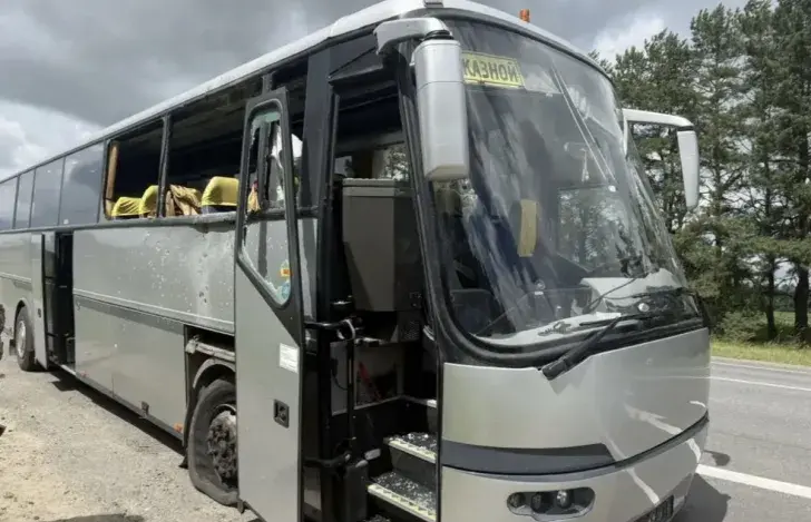Аўтобус, які пацярпеў ад дронавай атакі
