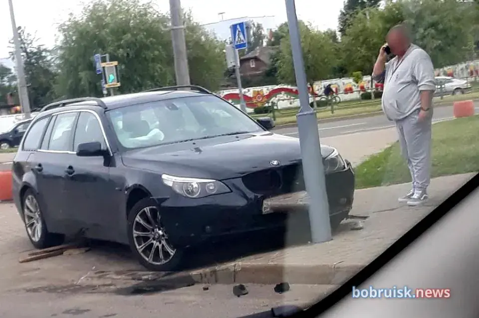 У Бабруйску жанчыну даставалі з-пад BMW, які на яе наехаў