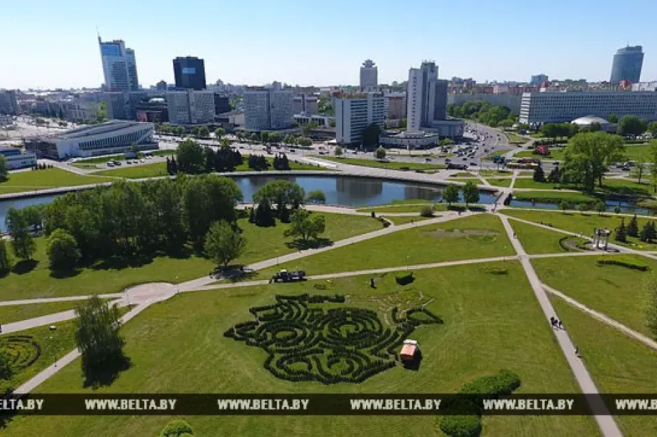 У Мінску з'явіўся "жывы лабірынт" у выглядзе карты Беларусі (фотафакт)