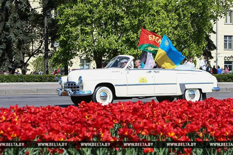 Фота і відэа з параду рэтрааўтамабіляў у Мінску