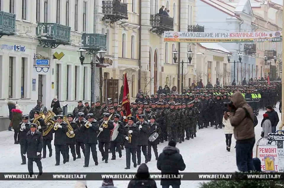 Па цэнтры Гродна прайшлі АМАПаўцы з шаблямі (фота)