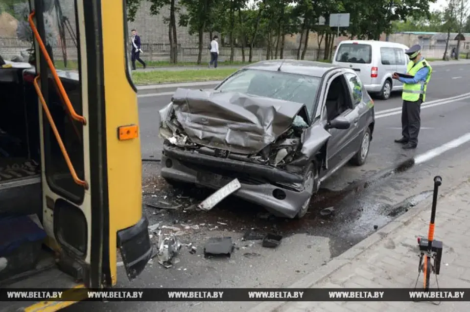 У цэнтры Гродна адбылося лабавое сутыкненне тралейбуса і легкавіка (фота)