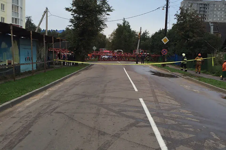 У Мінску вежавы кран зваліўся на прыватны дом (фота)