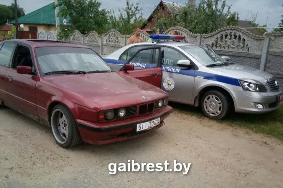 П’яны кіроўца працягнуў даішніка на дзвярах свайго аўтамабіля (фота)