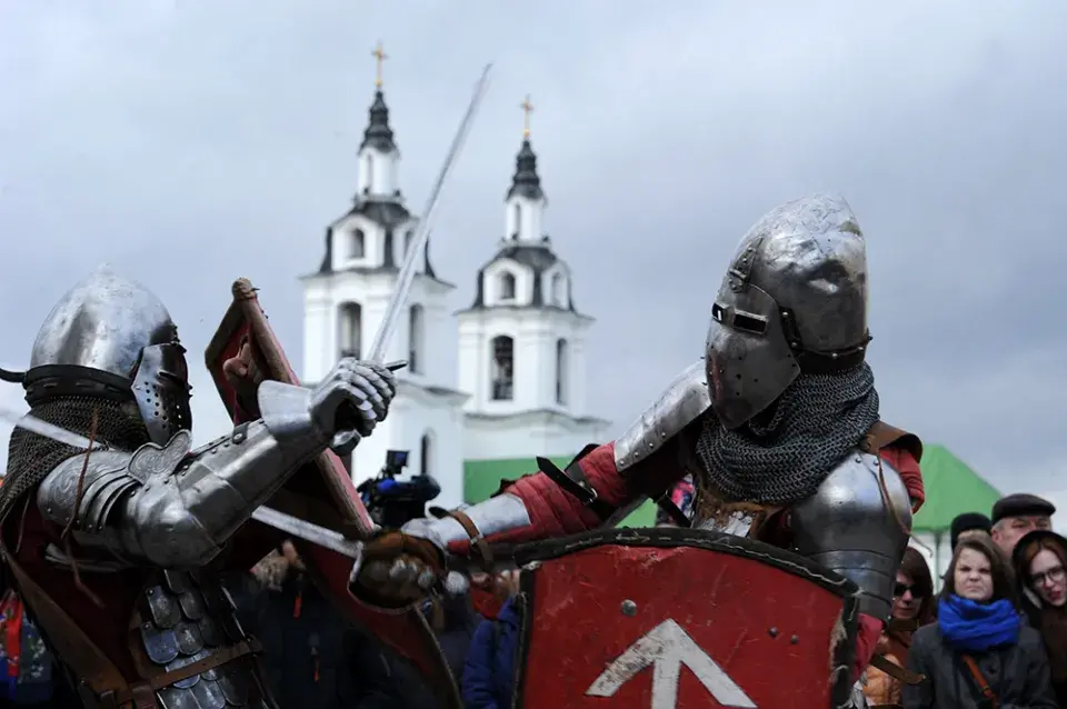 Фотарэпартаж: У Мінску зладзілі бітву на Нямізе