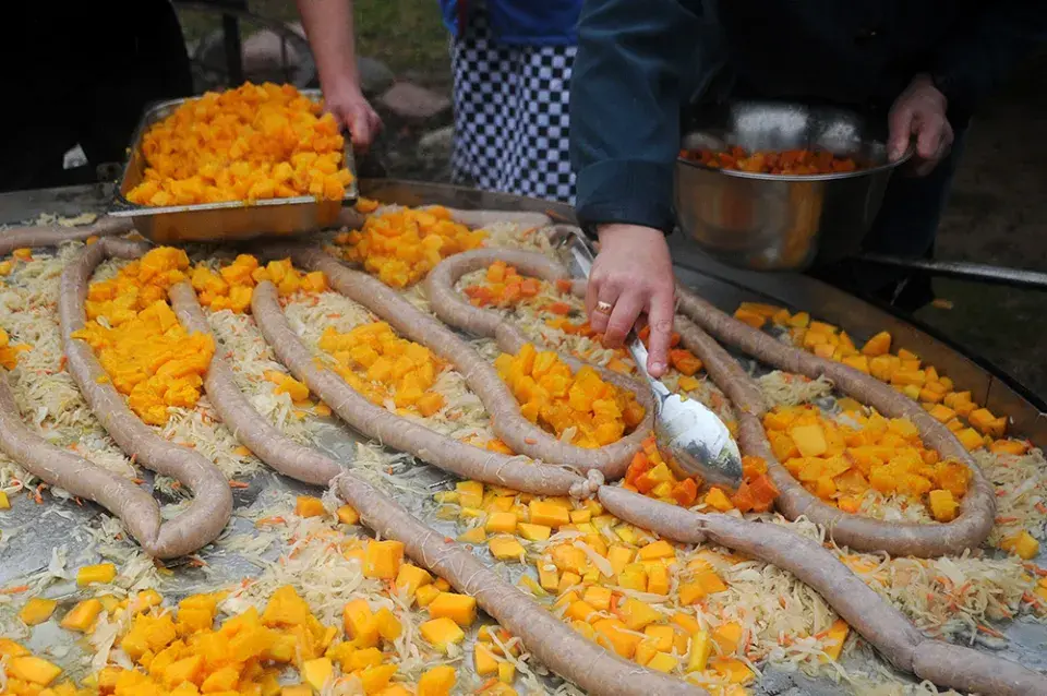 Пад Мінскам прыгатавалі гіганцкую каўбасу (фота)