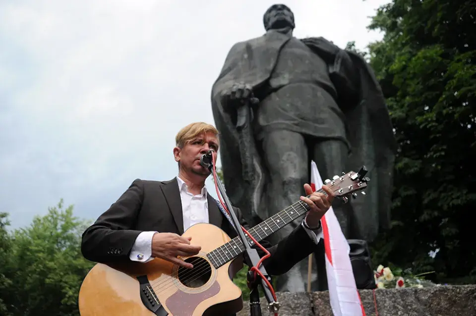 Фотарэпартаж, як Някляеў адзначыў 70-годдзе каля помніка Янкі Купалы ў Мінску 