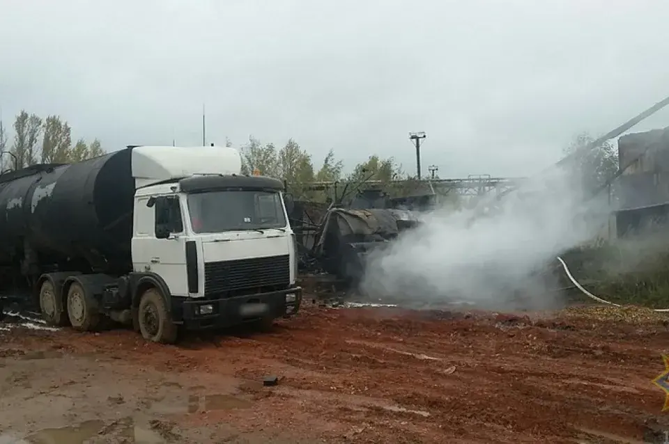 На тэрыторыі керамічнага завода ў Шумілінскім раёне загарэўся мазут (фота)