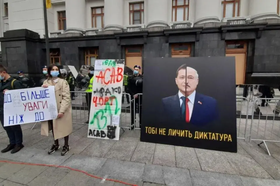 У Кіеве каля Офіса прэзідэнта ўсталявалі постэр з фота Лукашэнкі і Зяленскага