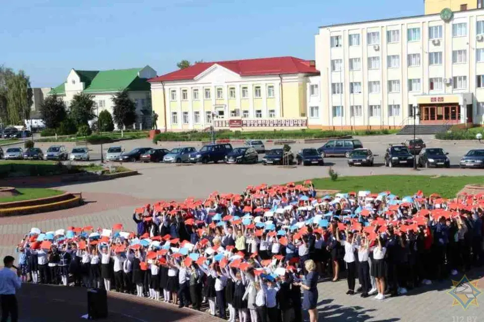 У Воранаве сотні школьнікаў стаялі на плошчы ў форме трох лічбаў