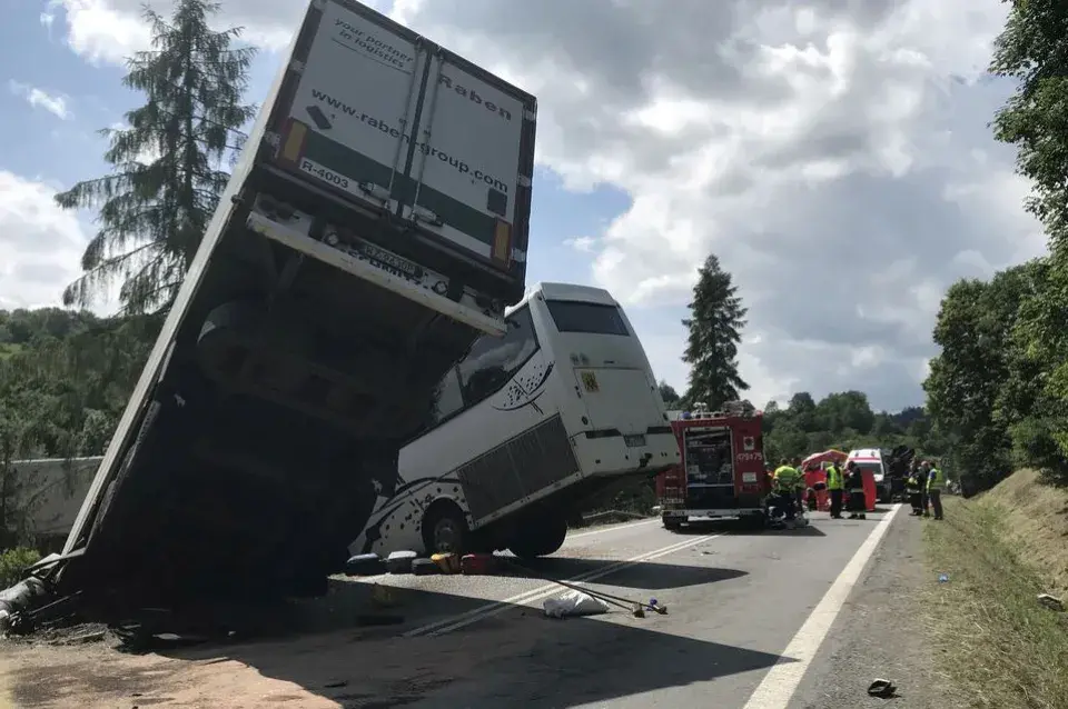 У Польшчы школьны аўтобус трапіў пад фуру, пацярпела больш за 40 дзяцей