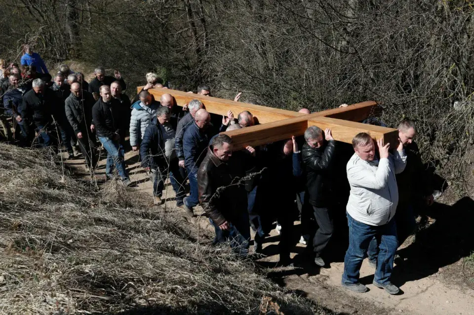 Як у Ашмянах усталёўвалі 400-кілаграмовы крыж (фота)