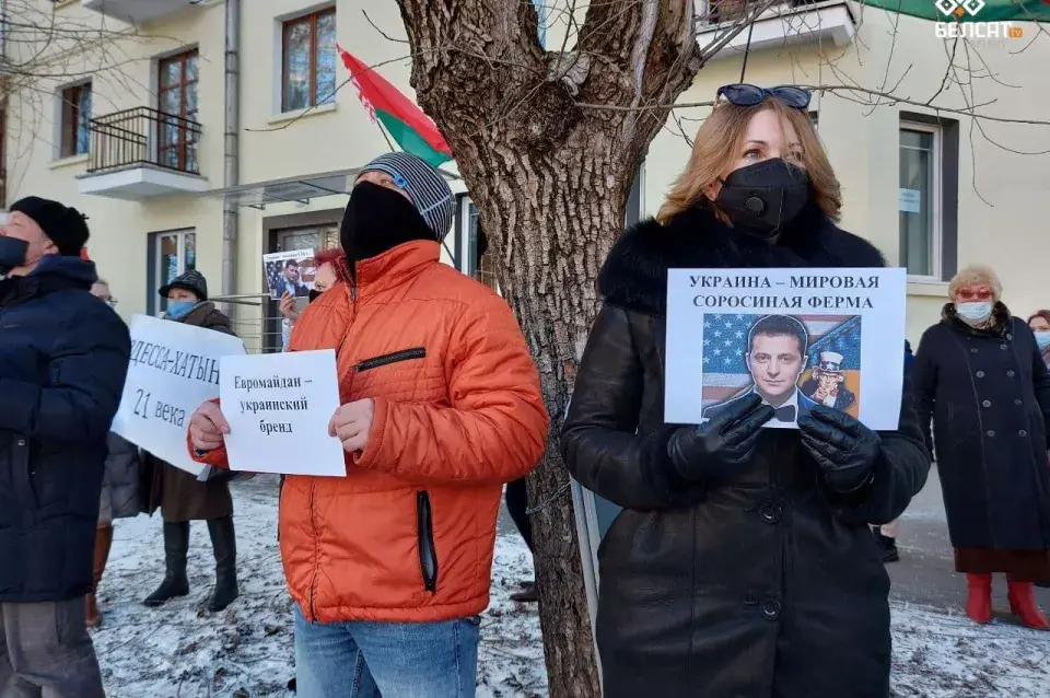 У Мінску да амбасадаў ЗША і Украіны прыйшлі людзі са сцягамі і плакатамі