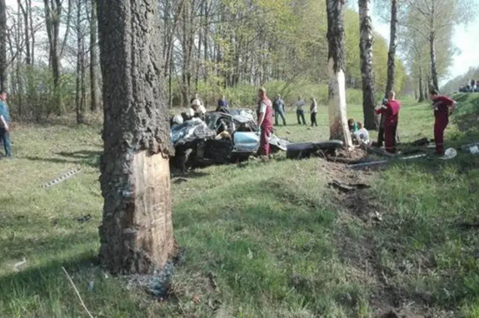 Бяспраўнік на Volvo урэзаўся ў дрэва і разбіў машыну, у бальніцы трое падлеткаў