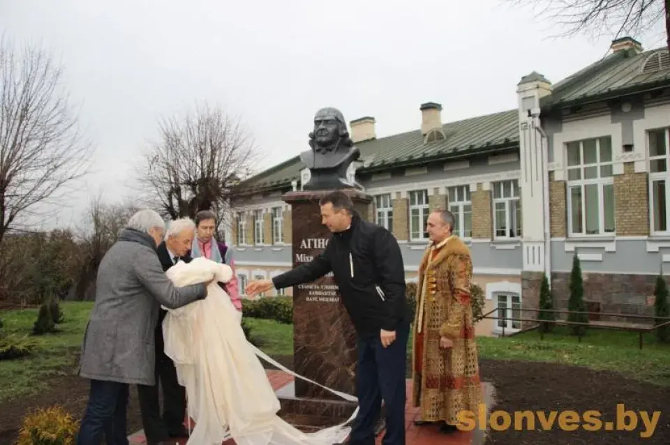 У Слоніме ўрачыста адкрылі помнік дзеячу ВКЛ Міхалу Казіміру Агінскаму