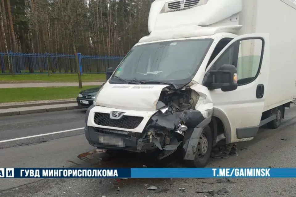 У Мінску ў ДТЗ трапіла каршэрынгавае аўто, якое пакінулі пасярод праспекта