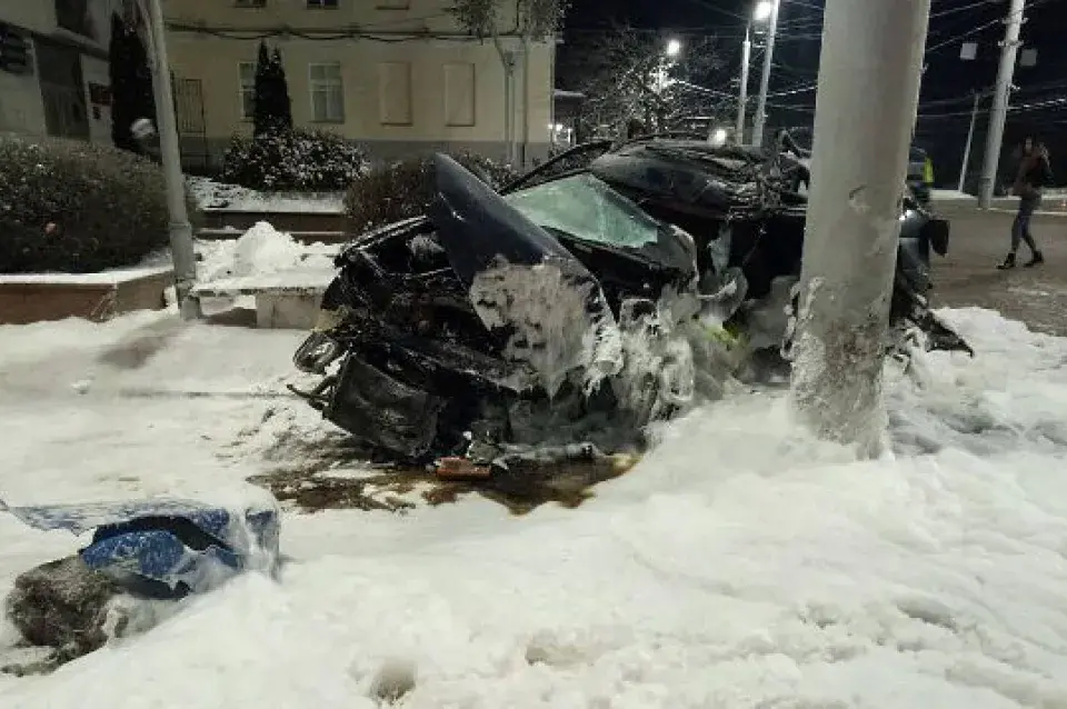 У Віцебску легкавік урэзаўся ў светлавую апору, кіроўца загінуў