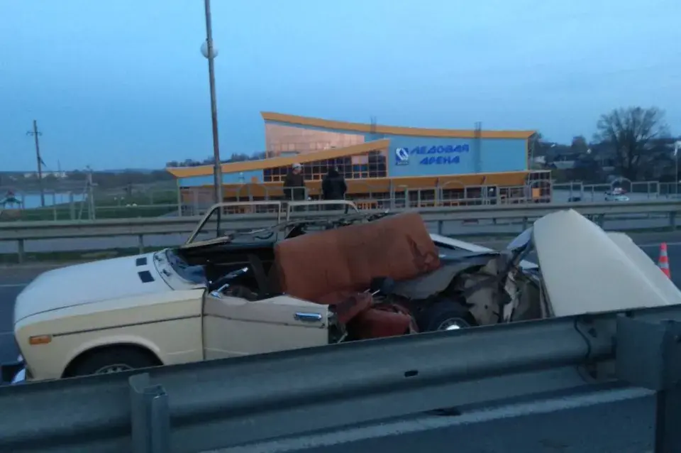 У Шклове трактар з культыватарам зрэзаў дах у легкавога аўтамабіля (фота)