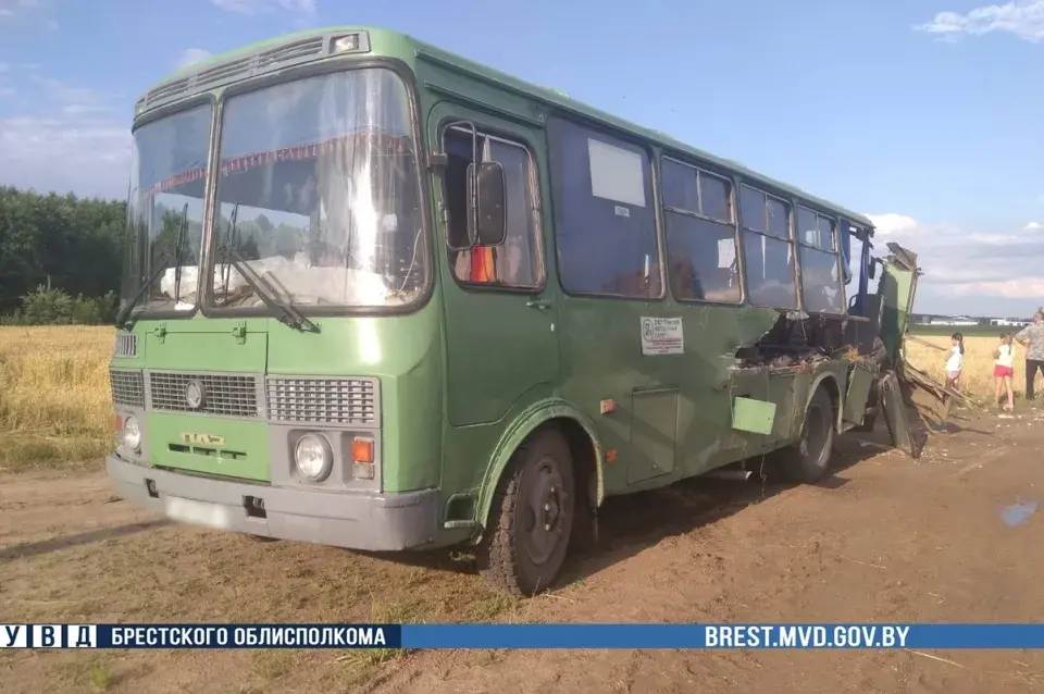 Наступствы сутыкнення трактара і пасажырскага аўтобуса ў Іванаўскім раёне