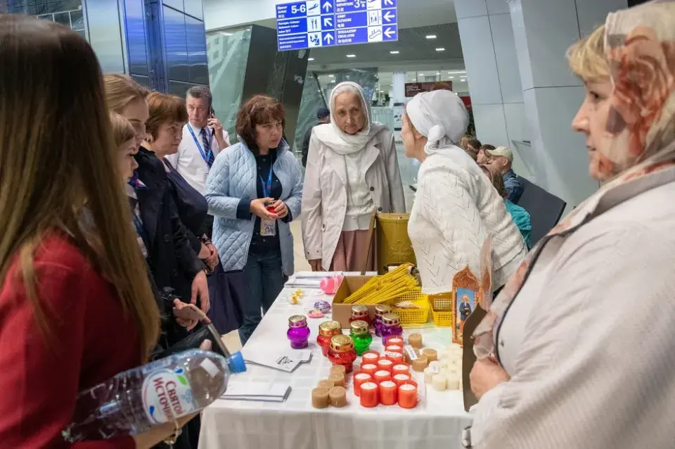 Як вернікі сустракалі Жыватворны агонь у Нацыянальным аэрапорце “Мінск” (фота)