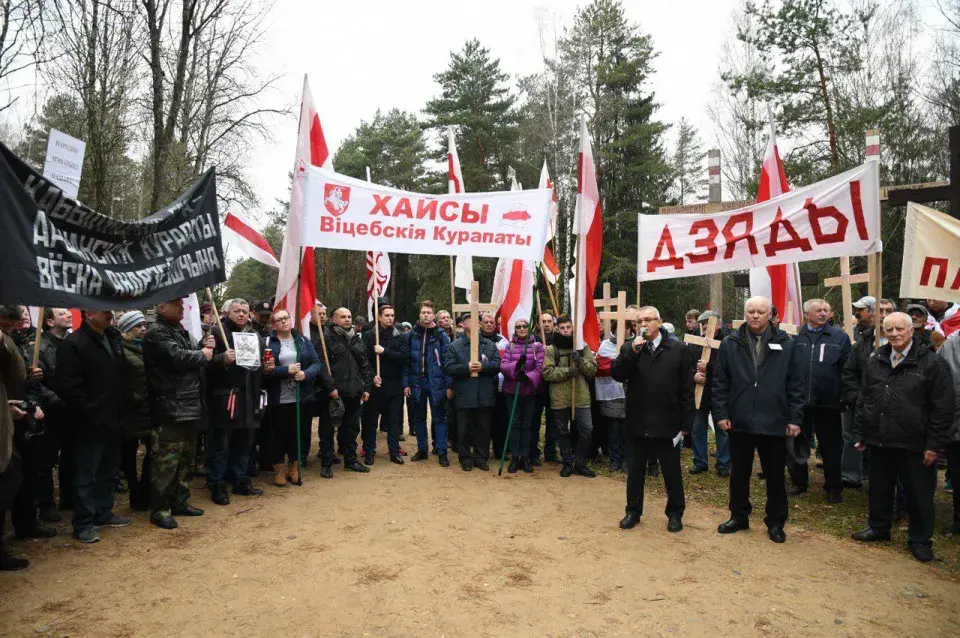 Дзяды скончыліся мітынгам у Курапатах: свечы, крыжы і ліст ад Пазняка