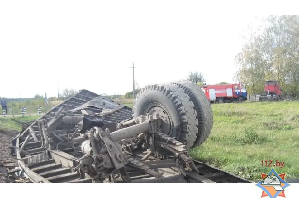 Пад Асіповічамі грузавы цягнік урэзаўся ў паўпрычэп МАЗа