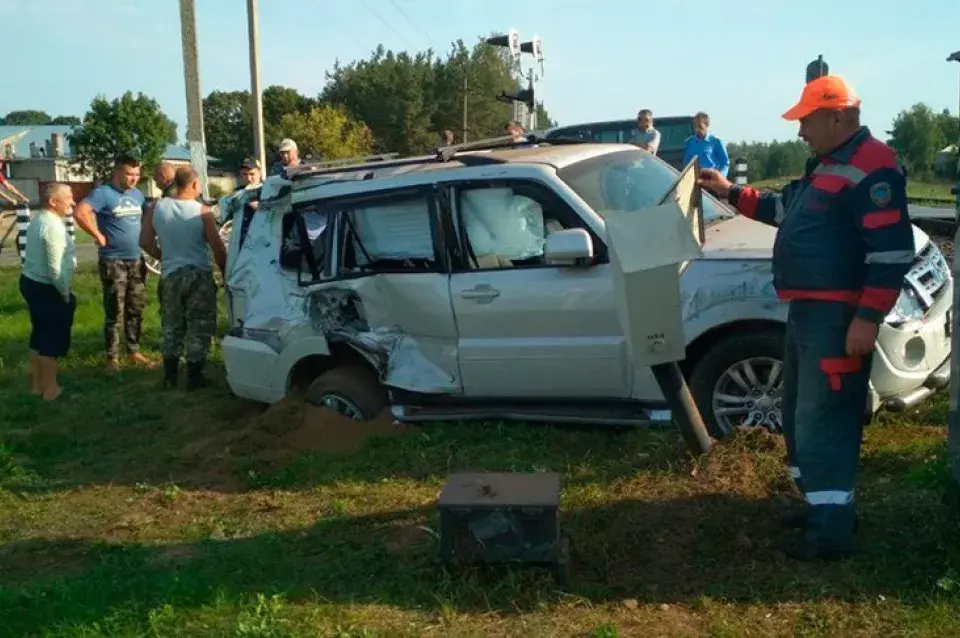 У Салігорску "Міцубісі-Паджэра" трапіў пад цягнік (фота)