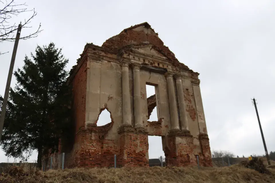 Каля касцёла ў Ашмянах ляжаць чалавечыя косткі (шакуючыя фота)