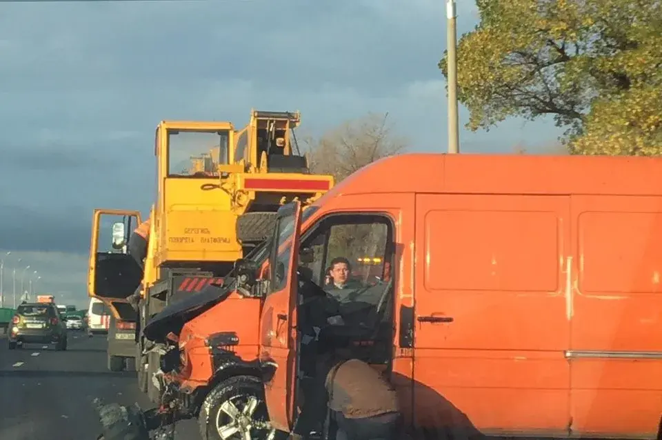 На МКАД перакуліўся мікрааўтобус, былі перакрыты дзве паласы руху