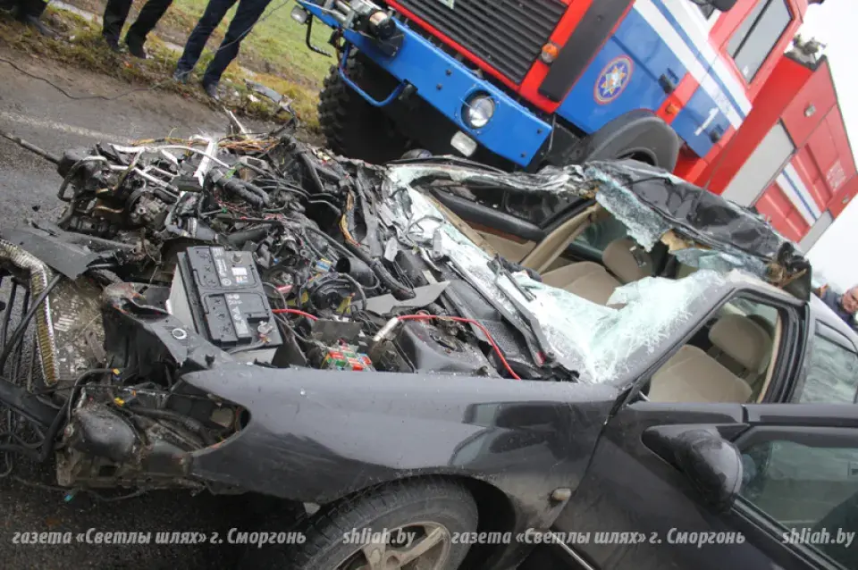 Каля Смаргоні Peugeot падчас абгону трапіў пад фуру (фота)