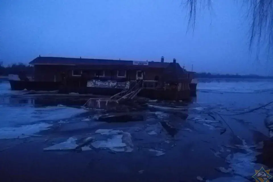 У Мазыры баржа-кавярня з людзьмі на борце адарвалася ад берага