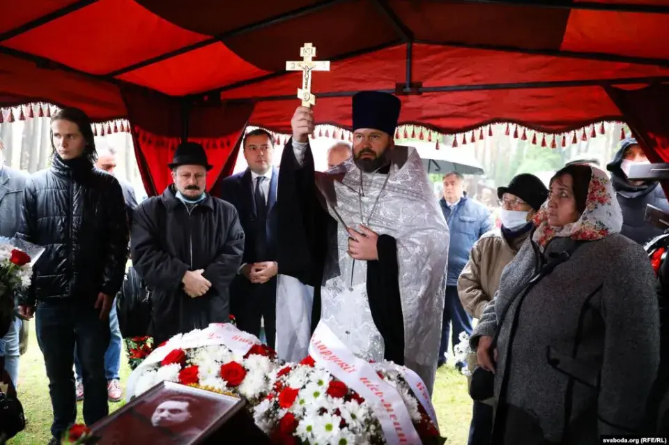 Змітрака Бядулю перапахавалі пад праваслаўным крыжом з надпісам па-руску