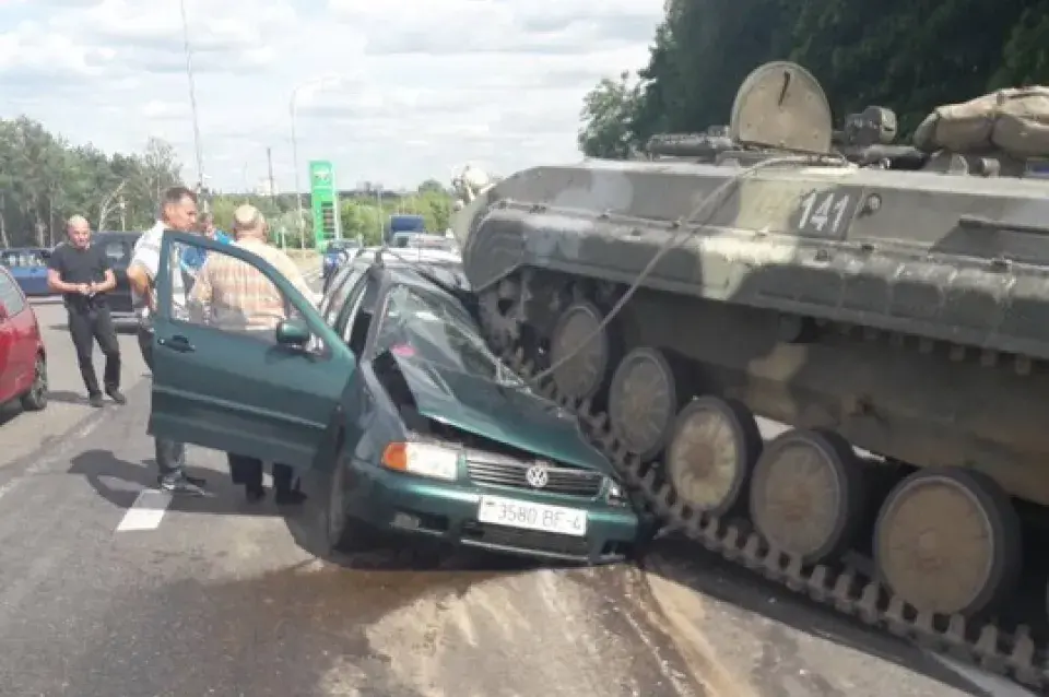 На выездзе з Гродна БМП расплюшчыў легкавы аўтамабіль (фота, відэа)