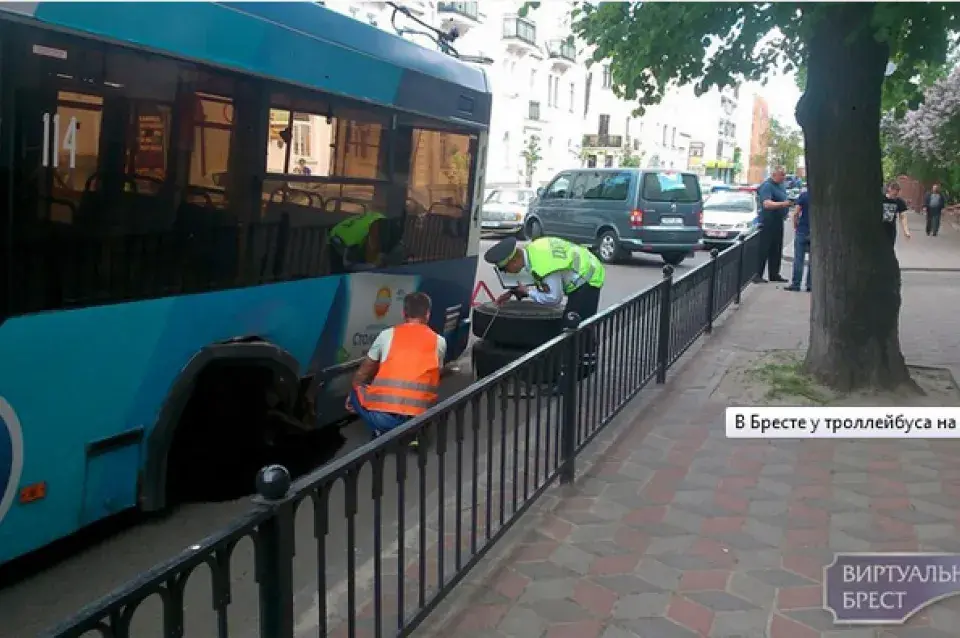 У Брэсце тралейбус на хаду згубіў кола (фота)