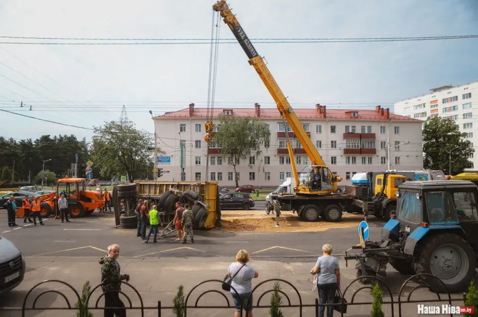 Эвакуатар наехаў на легкавік, а грузавік згубіў на праспекце прычэп з пяском