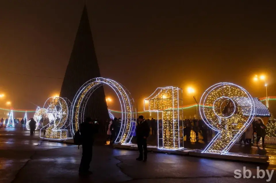 У Гомелі ўключылі першую ў Беларусі піксельную навагоднюю ёлку (фота)