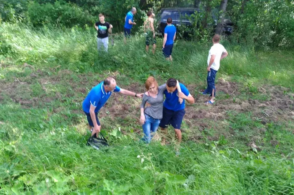 Футбалісты “Дняпра” па дарозе на матч са “Слуцкам” дапамаглі пацярпелым у ДТЗ