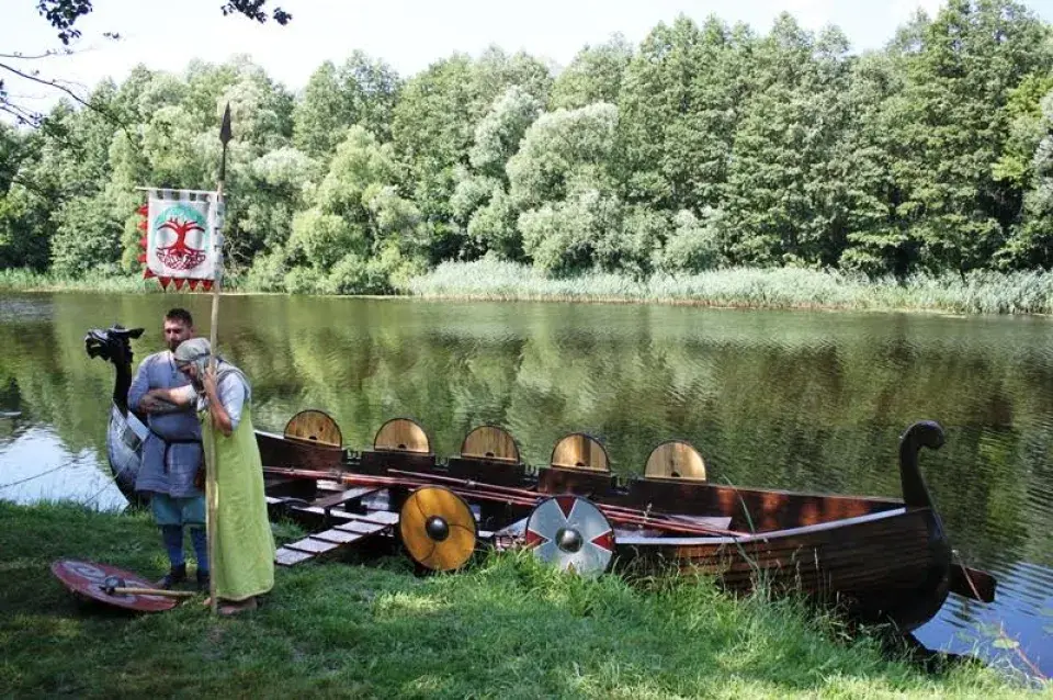 Па рацэ Мухавец пачаў курсіраваць “дракар вікінгаў” (фота)