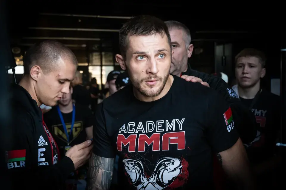 Байцы MMA правялі турнір на даху ў цэнтры Мінска